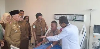 Sekda Sultra Kunjungi Pasien Operasi Jantung Perdana di RS Oputa Yi Koo Sekda Sultra Kunjungi Pasien Operasi Jantung Perdana di RS Oputa Yi Koo