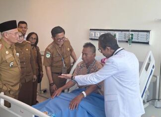 Sekda Sultra Kunjungi Pasien Operasi Jantung Perdana di RS Oputa Yi Koo Sekda Sultra Kunjungi Pasien Operasi Jantung Perdana di RS Oputa Yi Koo