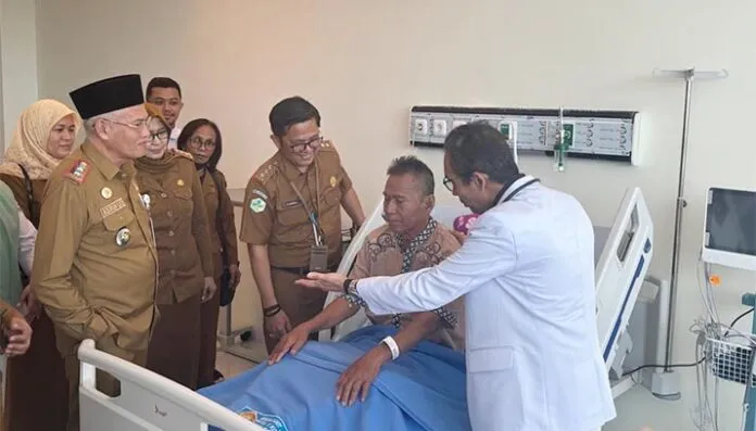 operasi_perdana Sekda Sultra Kunjungi Pasien Operasi Jantung Perdana di RS Oputa Yi Koo