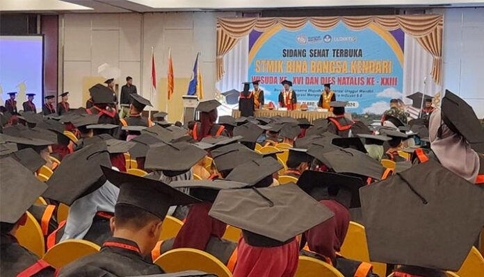 wisuda_stmik_kendari STMIK Bina Bangsa Kendari Wisuda Ratusan Sarjana Baru