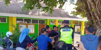 Guru SD Negeri di Kendari Nyaris Diamuk, Diduga Lecehkan Siswa Guru SD Negeri di Kendari Nyaris Diamuk, Diduga Lecehkan Siswa