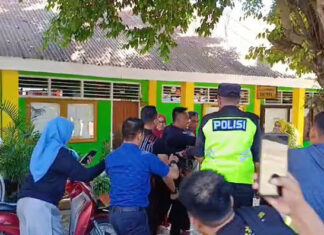 Guru SD Negeri di Kendari Nyaris Diamuk, Diduga Lecehkan Siswa Guru SD Negeri di Kendari Nyaris Diamuk, Diduga Lecehkan Siswa