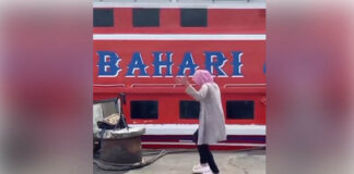 Ibu-Ibu Joget di Depan Kapal Cepat Kendari-Muna, Videonya Viral di Medsos Ibu-Ibu Joget di Depan Kapal Cepat Kendari-Muna, Videonya Viral di Medsos
