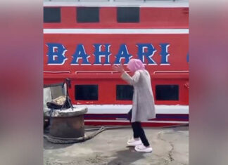 Ibu-Ibu Joget di Depan Kapal Cepat Kendari-Muna, Videonya Viral di Medsos Ibu-Ibu Joget di Depan Kapal Cepat Kendari-Muna, Videonya Viral di Medsos