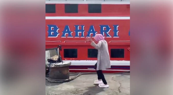Ibu-Ibu Joget di Depan Kapal Cepat Kendari-Muna, Videonya Viral di Medsos
