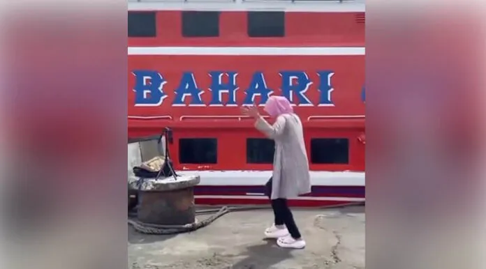 jogedsadbor Ibu-Ibu Joget di Depan Kapal Cepat Kendari-Muna, Videonya Viral di Medsos