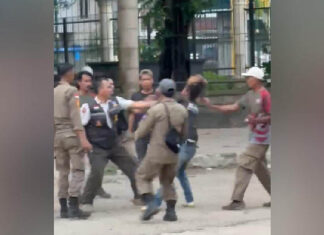 Anggota Satpol PP Kendari Keroyok Pedagang hingga Viral di Media Sosial Anggota Satpol PP Kendari Keroyok Pedagang hingga Viral di Media Sosial