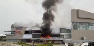 Kebakaran di The Park Mall Kendari, Asap Hitam Membumbung Tinggi Kebakaran di The Park Mall Kendari, Asap Hitam Membumbung Tinggi