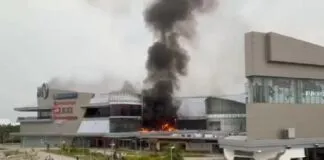 Kebakaran di The Park Mall Kendari, Asap Hitam Membumbung Tinggi Kebakaran di The Park Mall Kendari, Asap Hitam Membumbung Tinggi