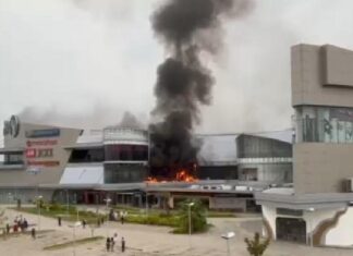 Kebakaran di The Park Mall Kendari, Asap Hitam Membumbung Tinggi Kebakaran di The Park Mall Kendari, Asap Hitam Membumbung Tinggi