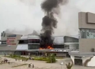 Kebakaran di The Park Mall Kendari, Asap Hitam Membumbung Tinggi Kebakaran di The Park Mall Kendari, Asap Hitam Membumbung Tinggi