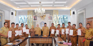 Camat dan Lurah Se-Kota Kendari Teken Pakta Integritas Penanganan Sampah Camat dan Lurah Se-Kota Kendari Teken Pakta Integritas Penanganan Sampah