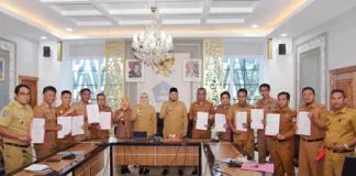 Camat dan Lurah Se-Kota Kendari Teken Pakta Integritas Penanganan Sampah Camat dan Lurah Se-Kota Kendari Teken Pakta Integritas Penanganan Sampah