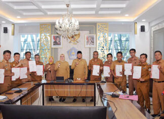 Camat dan Lurah Se-Kota Kendari Teken Pakta Integritas Penanganan Sampah Camat dan Lurah Se-Kota Kendari Teken Pakta Integritas Penanganan Sampah