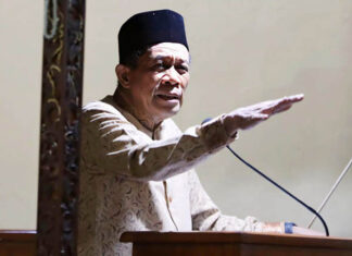 Wagub Sultra Serahkan Bantuan Dana Hibah Saat Safari Ramadan di Tomia Wagub Sultra Serahkan Bantuan Dana Hibah Saat Safari Ramadan di Tomia