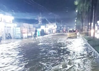 Hujan Deras Guyur Kota Kendari, Sejumlah Ruas Jalan Tergenang Air Hujan Deras Guyur Kota Kendari, Sejumlah Ruas Jalan Tergenang Air