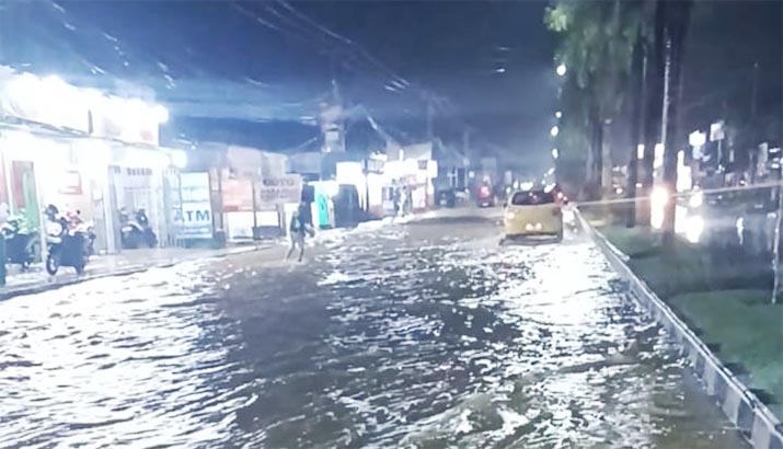 banjirkendari Hujan Deras Guyur Kota Kendari, Sejumlah Ruas Jalan Tergenang Air