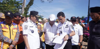 Bupati Konut Dampingi Komisi V DPR RI Tinjau Langsung Jalan Penghubung yang Terendam Banjir Bupati Konut Dampingi Komisi V DPR RI Tinjau Langsung Jalan Penghubung yang Terendam Banjir