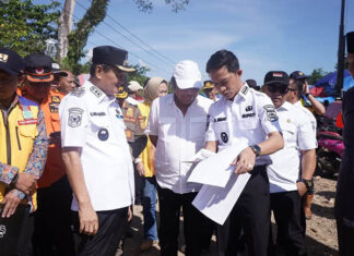 Bupati Konut Dampingi Komisi V DPR RI Tinjau Langsung Jalan Penghubung yang Terendam Banjir Bupati Konut Dampingi Komisi V DPR RI Tinjau Langsung Jalan Penghubung yang Terendam Banjir