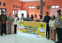 20 Warga Desa Sumber Sari, Konsel Terima BLT-DD Tahap Pertama Rp1,5 Juta per Keluarga 20 Warga Desa Sumber Sari, Konsel Terima BLT-DD Tahap Pertama Rp1,5 Juta per Keluarga