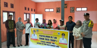 20 Warga Desa Sumber Sari, Konsel Terima BLT-DD Tahap Pertama Rp1,5 Juta per Keluarga 20 Warga Desa Sumber Sari, Konsel Terima BLT-DD Tahap Pertama Rp1,5 Juta per Keluarga