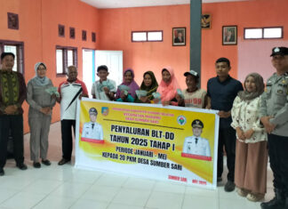 20 Warga Desa Sumber Sari, Konsel Terima BLT-DD Tahap Pertama Rp1,5 Juta per Keluarga 20 Warga Desa Sumber Sari, Konsel Terima BLT-DD Tahap Pertama Rp1,5 Juta per Keluarga