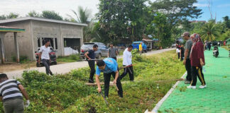 Pejabat dan Pegawai Konut Gelar Jumat Bersih di Alun-Alun Konasara Pejabat dan Pegawai Konut Gelar Jumat Bersih di Alun-Alun Konasara