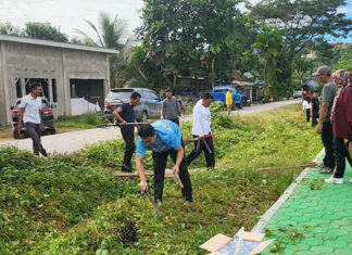 Pejabat dan Pegawai Konut Gelar Jumat Bersih di Alun-Alun Konasara Pejabat dan Pegawai Konut Gelar Jumat Bersih di Alun-Alun Konasara