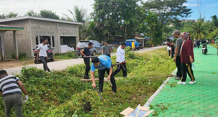 bersihalunkonasara Pejabat dan Pegawai Konut Gelar Jumat Bersih di Alun-Alun Konasara