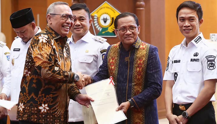 sertifikatkonut1 Aset Daerah Konawe Utara Disertifikasi, Bupati Konut Terima Sertifikat di Rakor Sultra