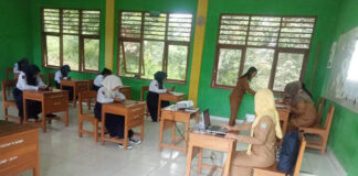 SMPN 1 Molawe Gelar Asesmen Sumatif Berbasis Digital, Dikbud Konut Lakukan Pemantauan SMPN 1 Molawe Gelar Asesmen Sumatif Berbasis Digital, Dikbud Konut Lakukan Pemantauan