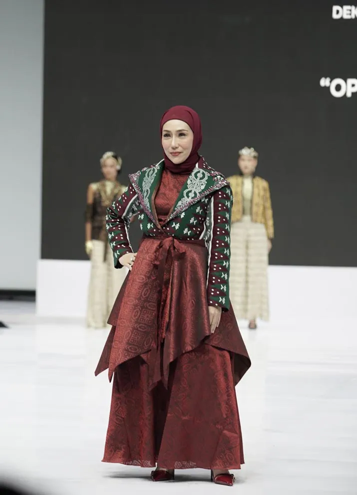 Tenun Khas Konawe Utara Berjaya di Indonesia Fashion Week 2025