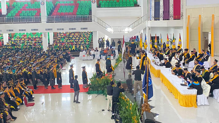 UHO_nanda UHO Kendari Kembali Cetak Ribuan Wisudawan, Nanda Sri Rahayu Raih Predikat Terbaik Universitas