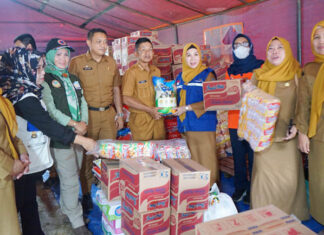 Sekretariat DPRD Kendari Beri Bantuan Kepada Korban Banjir Kali Wanggu Sekretariat DPRD Kendari Beri Bantuan Kepada Korban Banjir Kali Wanggu