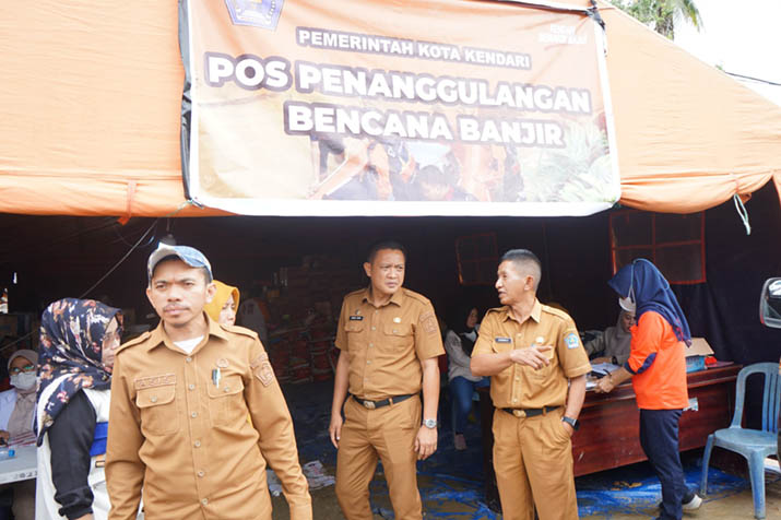 Sekretariat DPRD Kendari Beri Bantuan Kepada Korban Banjir Kali Wanggu