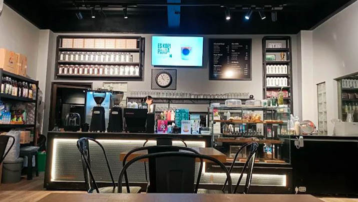 Rekomendasi 9 Coffee Shop di Kendari, dari View Laut hingga Mobil Klasik