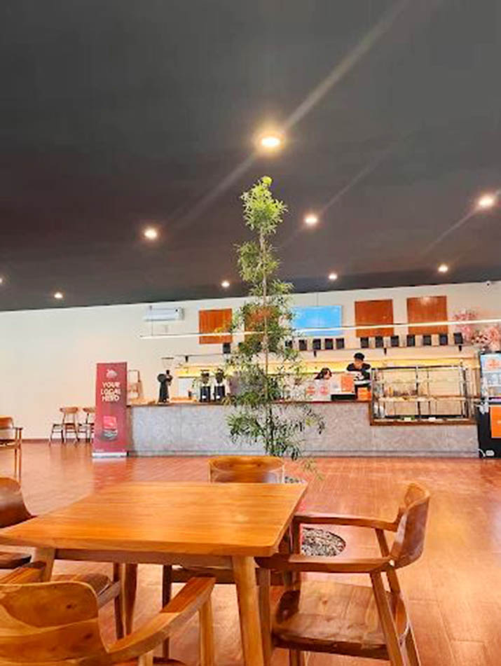 Rekomendasi 9 Coffee Shop di Kendari, dari View Laut hingga Mobil Klasik