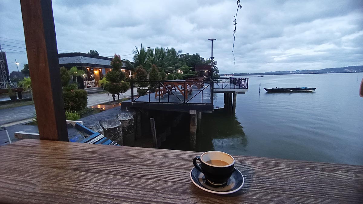 Rekomendasi 9 Coffee Shop di Kendari, dari View Laut hingga Mobil Klasik Unik