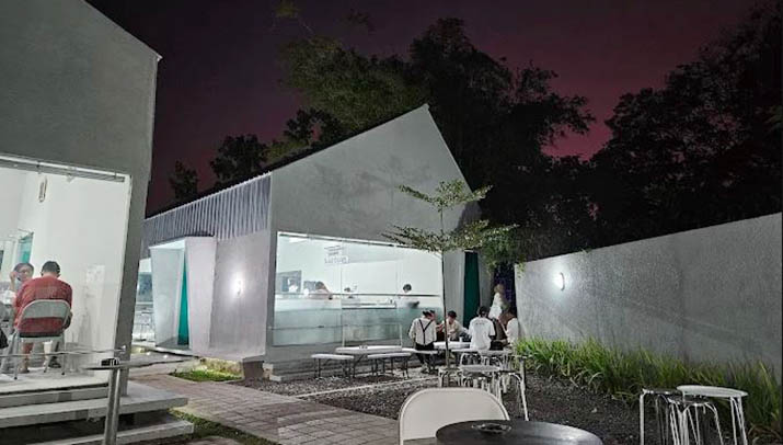 Rekomendasi 9 Coffee Shop di Kendari, dari View Laut hingga Mobil Klasik