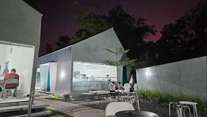 Rekomendasi 9 Coffee Shop di Kendari, dari View Laut hingga Mobil Klasik