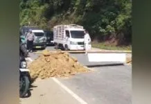 Warga Blokade Jalan Poros Pohara–Laosu di Mendikonu, Arus Transportasi Lumpuh Warga Blokade Jalan Poros Pohara–Laosu di Mendikonu, Arus Transportasi Lumpuh