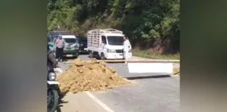 Warga Blokade Jalan Poros Pohara–Laosu di Mendikonu, Arus Transportasi Lumpuh Warga Blokade Jalan Poros Pohara–Laosu di Mendikonu, Arus Transportasi Lumpuh