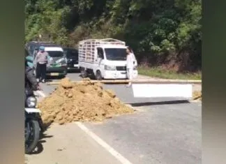 Warga Blokade Jalan Poros Pohara–Laosu di Mendikonu, Arus Transportasi Lumpuh Warga Blokade Jalan Poros Pohara–Laosu di Mendikonu, Arus Transportasi Lumpuh