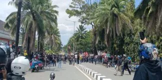 Massa Padati DPRD Sultra, Desak DPR dan Polri Tindaklanjuti Kasus Kematian Ojek Online Massa Padati DPRD Sultra, Desak DPR dan Polri Tindaklanjuti Kasus Kematian Ojek Online