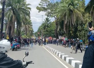 Massa Padati DPRD Sultra, Desak DPR dan Polri Tindaklanjuti Kasus Kematian Ojek Online Massa Padati DPRD Sultra, Desak DPR dan Polri Tindaklanjuti Kasus Kematian Ojek Online