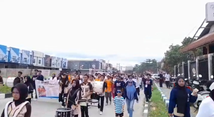 Ribuan Peserta Meriahkan Jalan Santai Dies Natalis ke-24 STMIK Bina Bangsa Kendari