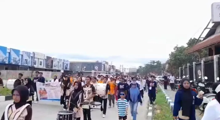 Ribuan Peserta Meriahkan Jalan Santai Dies Natalis ke-24 STMIK Bina Bangsa Kendari