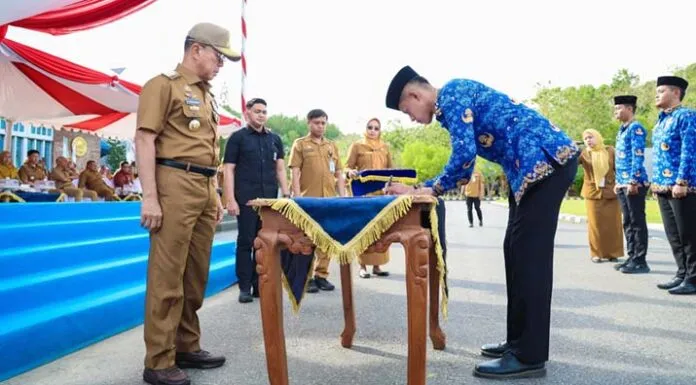 Gubernur Sultra Serahkan SK Pengangkatan 2.115 ASN Baru Gubernur Sultra Serahkan SK Pengangkatan 2.115 ASN Baru