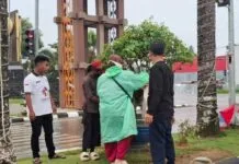 Dinsos Kendari Tertibkan Anak Jalanan dan Pengemis di Sejumlah Lampu Merah Dinsos Kendari Tertibkan Anak Jalanan dan Pengemis di Sejumlah Lampu Merah