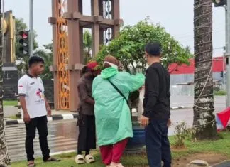 Dinsos Kendari Tertibkan Anak Jalanan dan Pengemis di Sejumlah Lampu Merah Dinsos Kendari Tertibkan Anak Jalanan dan Pengemis di Sejumlah Lampu Merah